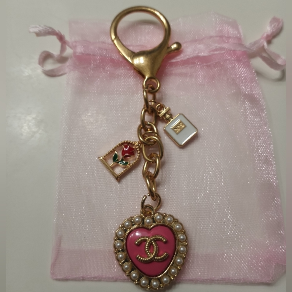 Luxury charm pink rhinestone heart button on an unbranded keychain
